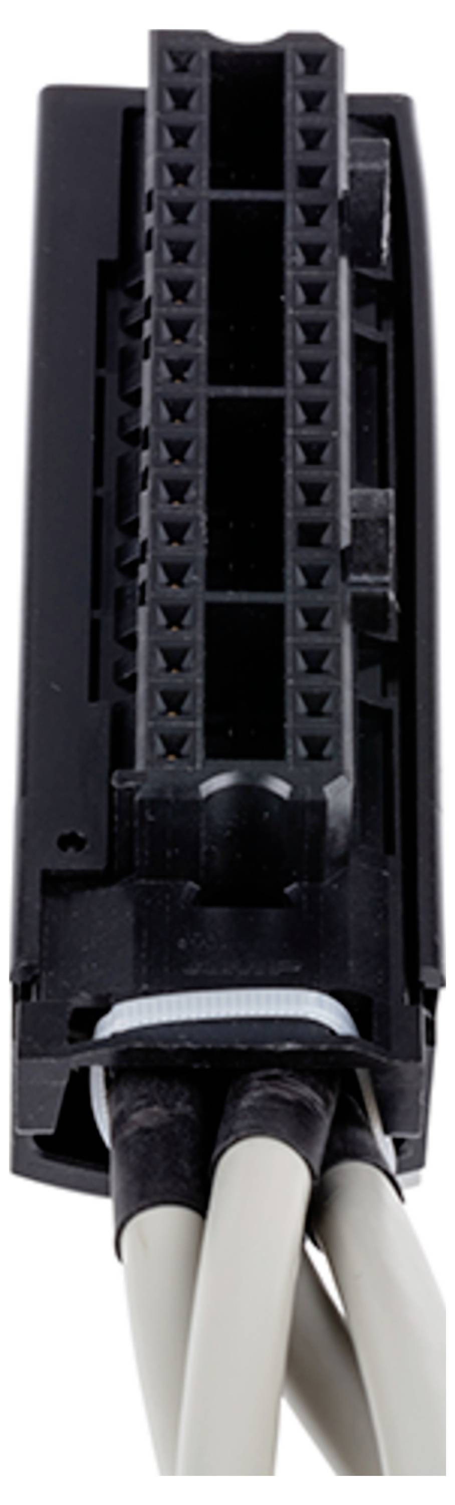 Gros plan d'un connecteur de câble multi-broches noir avec deux câbles beige attachés, utilisé pour connecter des appareils électroniques.