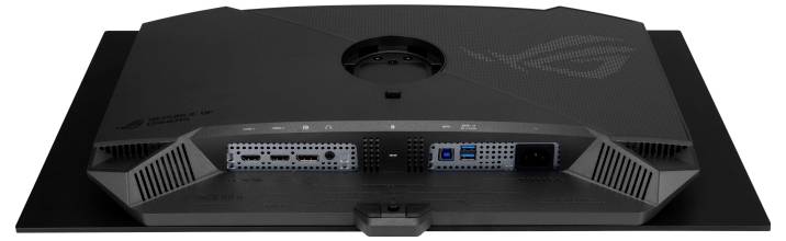 Vue arrière d'un moniteur montrant divers ports, y compris HDMI, DisplayPort et USB, ainsi que des évents de refroidissement et un logo sur le panneau arrière.