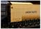 Une locomotive à vapeur noire de l'Union Pacific portant le numéro 3704 est exposée sur une voie ferrée devant un paysage rocheux avec un ciel nuageux en arrière-plan.