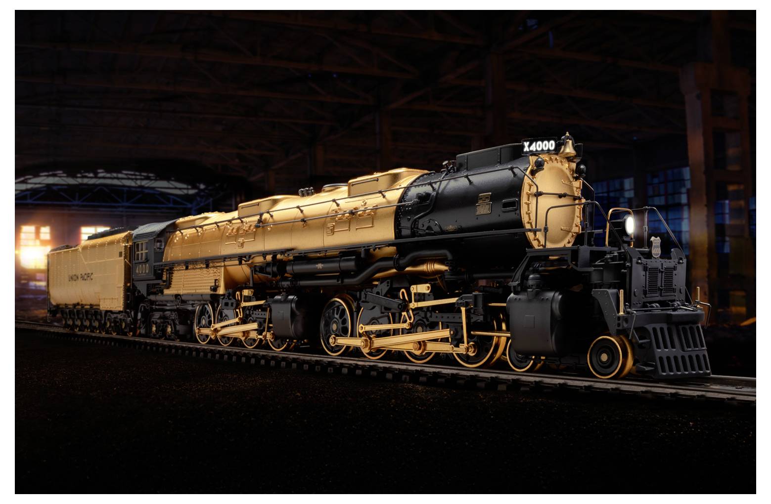 Une locomotive à vapeur vintage dans un hangar ferroviaire faiblement éclairé arbore un design doré et noir. Le train repose sur les rails, mettant en évidence ses détails complexes.