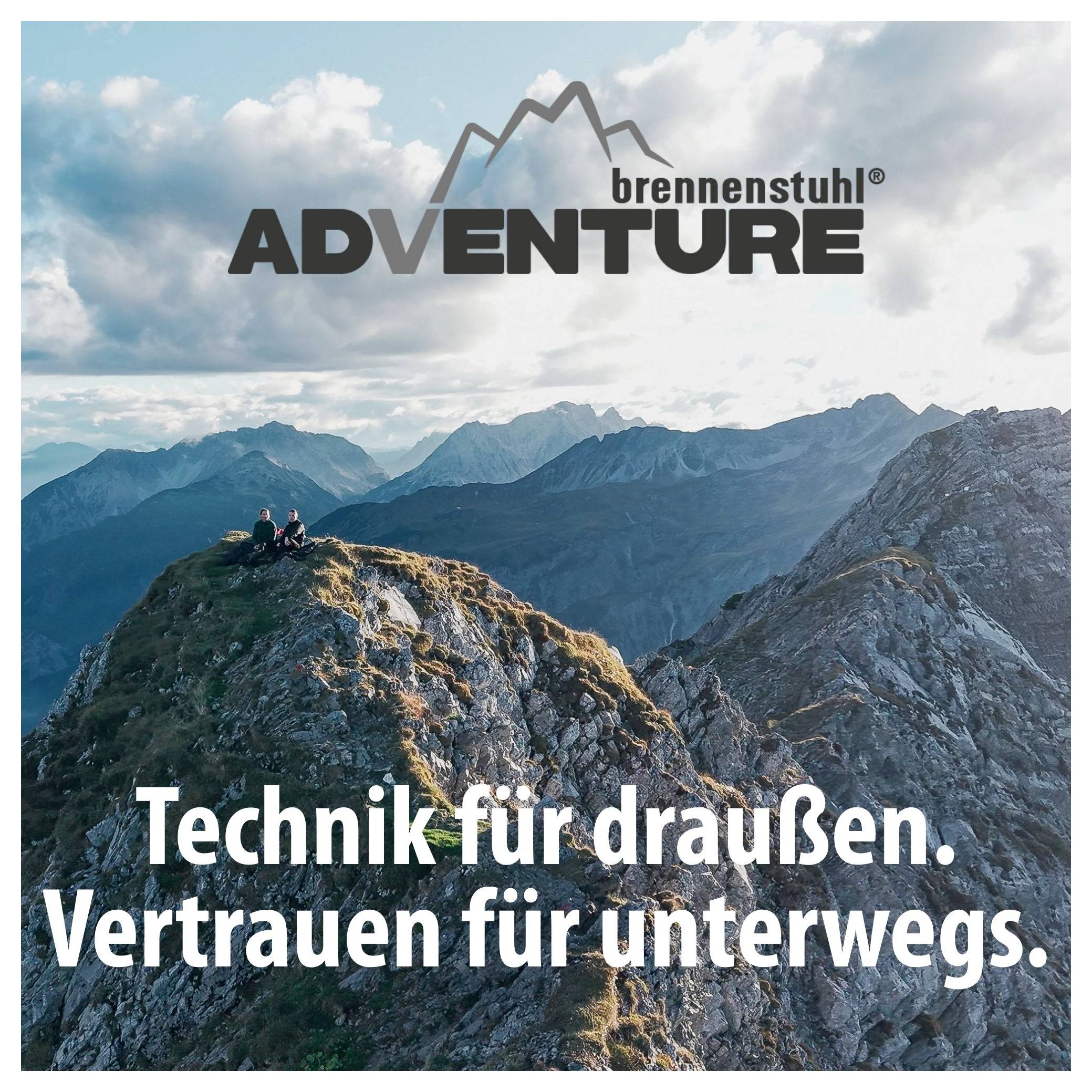 Paysage montagneux avec des randonneurs; au-dessus le logo 'brennenstuhl ADVENTURE' et en bas le slogan 'La technologie pour l'extérieur. La confiance en chemin.'