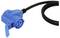 Un connecteur d'alimentation industriel bleu avec trois broches circulaires et un couvercle fermé, attaché à un épais câble noir, sur un fond blanc.