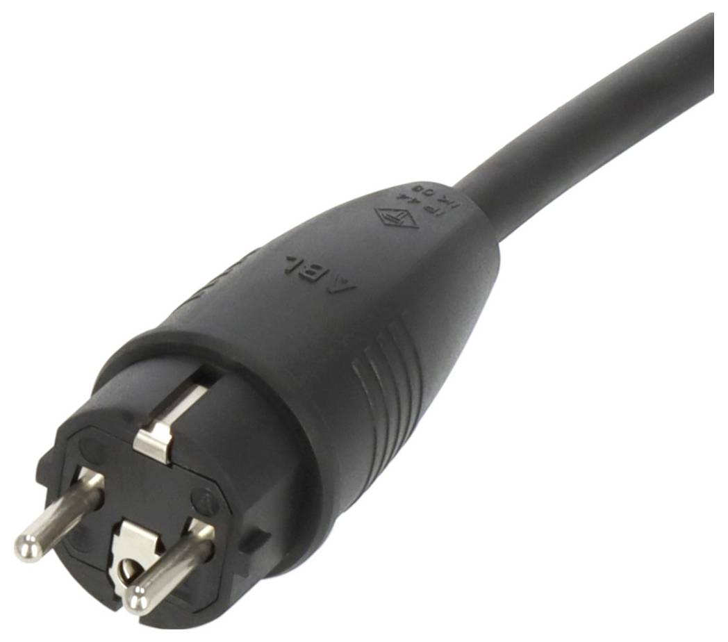 Un gros plan d'une prise électrique noire avec deux broches rondes et une broche de mise à la terre, attachée à un cordon noir, inclinée vers la droite.