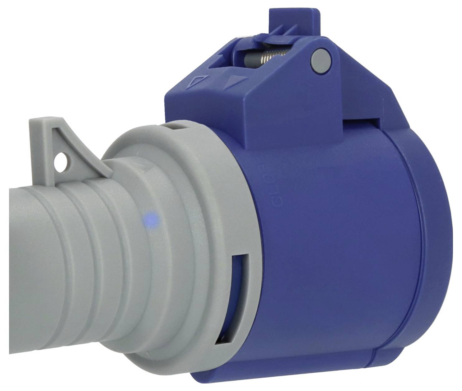 Fiche électrique industrielle bleue connectée à un câble d'alimentation gris sur un fond blanc.