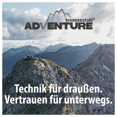 Affiche publicitaire de « brennenstuhl ADVENTURE » avec un paysage montagneux et des randonneurs au sommet ; slogan : « La technologie pour l'extérieur. La confiance en route. »