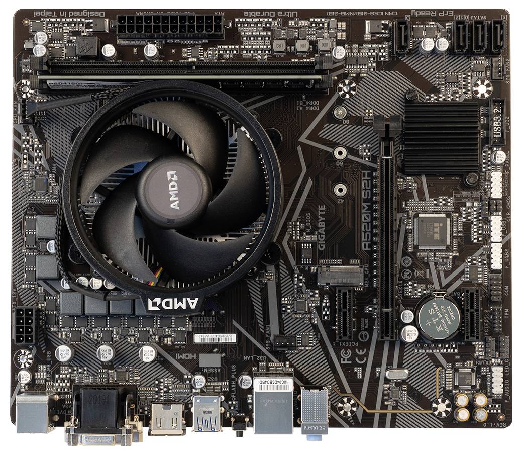 Une carte mère d'ordinateur avec un processeur AMD, un dissipateur thermique visible, plusieurs ports et connecteurs, utilisée pour construire ou réparer des ordinateurs personnels.