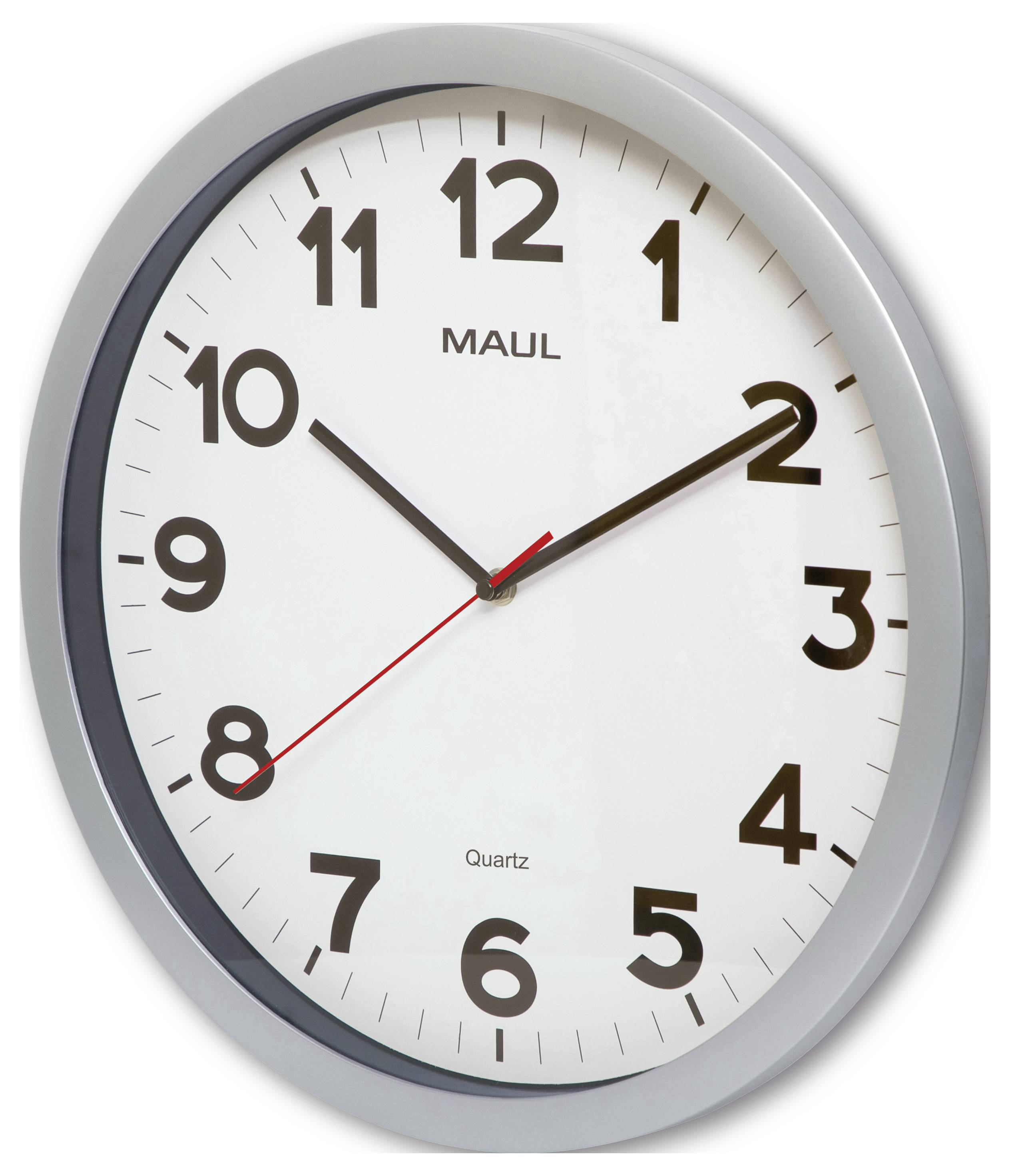 Une horloge murale à cadre argenté de forme ronde affichant l'heure à 7h10. La trotteuse est rouge, et la marque « Maul » est affichée sur le cadran.