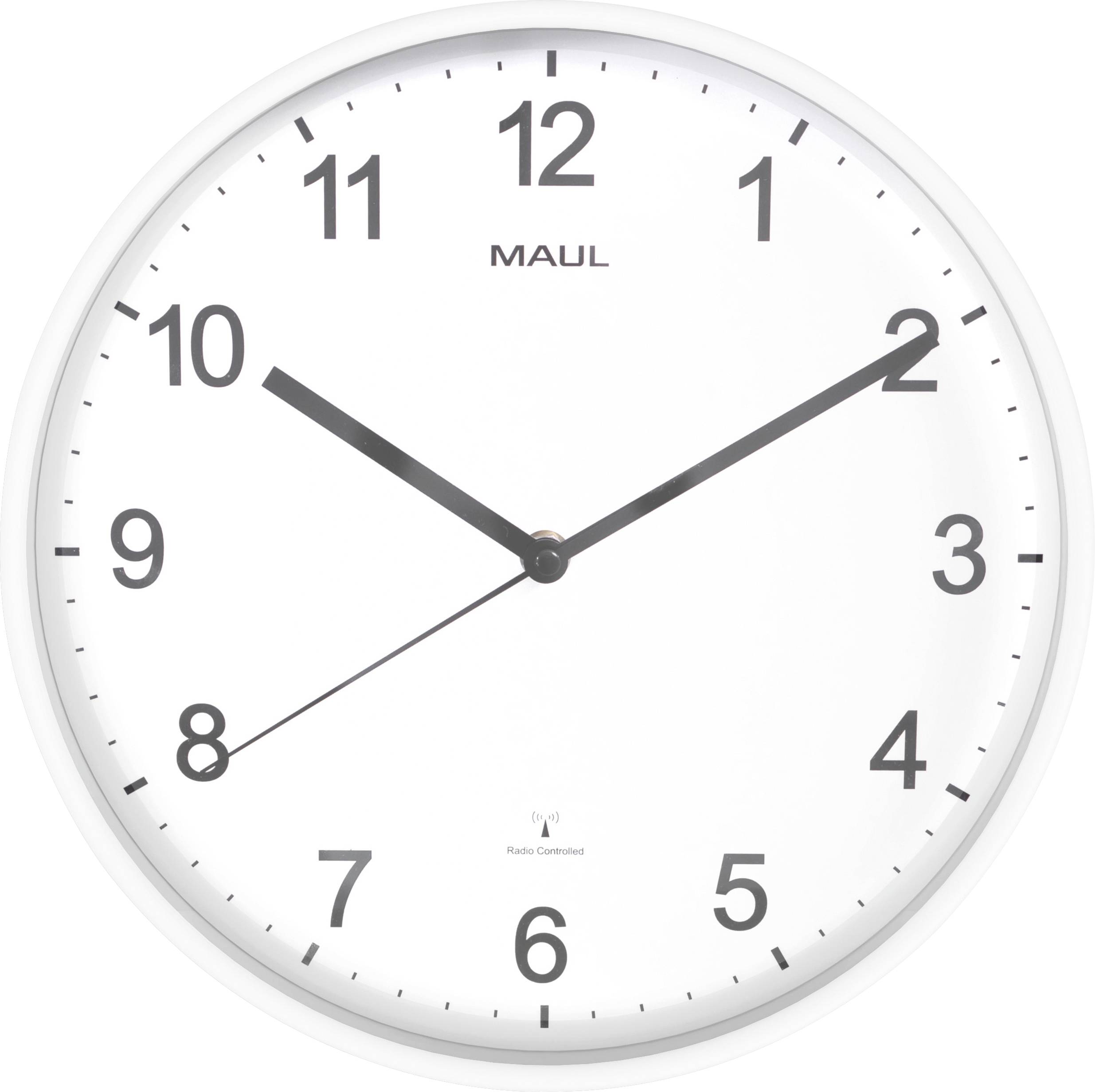 Une horloge murale ronde affiche l'heure comme 8:20. Elle a des aiguilles des heures et des minutes noires sur un cadran blanc avec des chiffres noirs, étiquetée « MAUL » en haut.