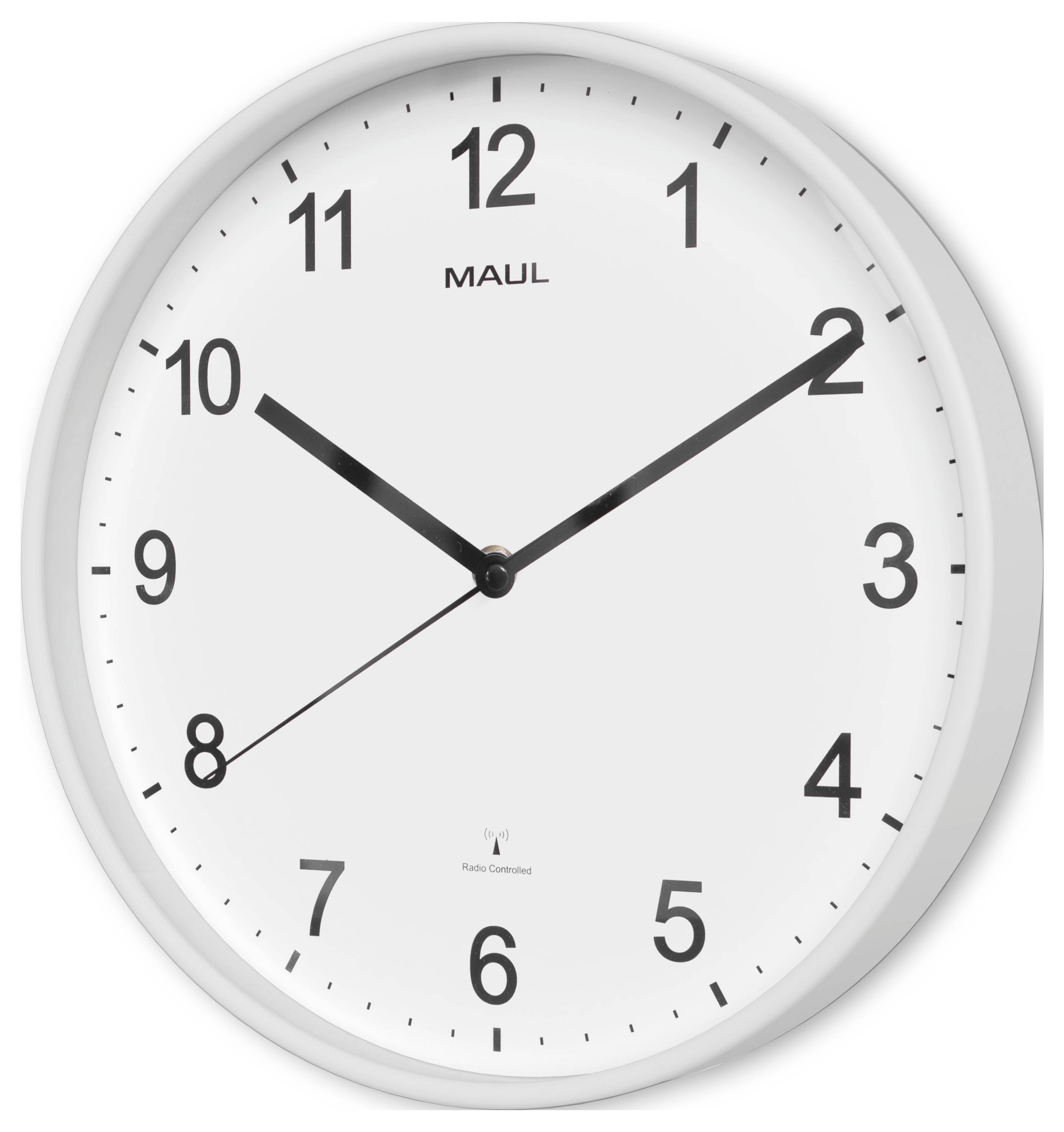 Une horloge murale blanche affichant l'heure à 8:20, avec des aiguilles des heures et des minutes noires, et des chiffres. Le nom de marque « Maul » est visible.