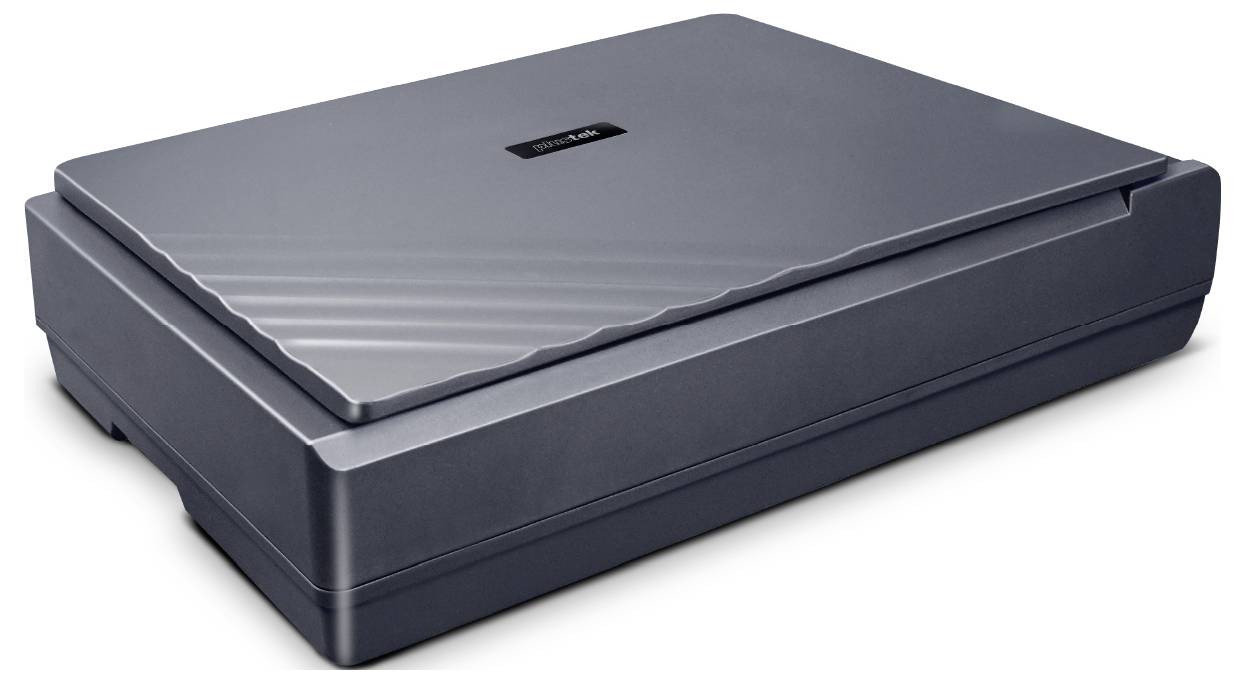 Un scanner à lit plat fermé avec un couvercle gris foncé.