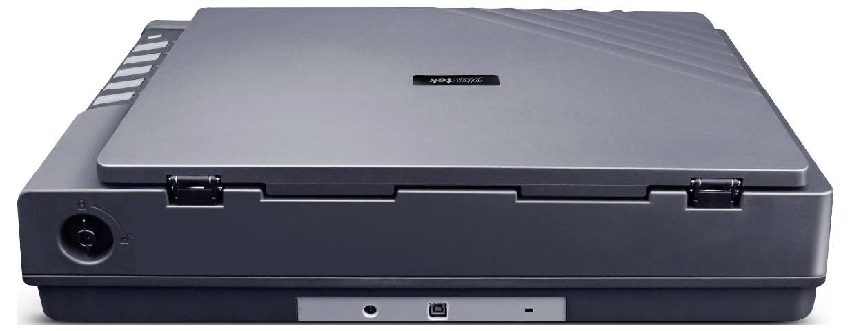 Ordinateur portable gris fermé vu de face avec une charnière visible et un bouton d'alimentation sur le côté gauche.