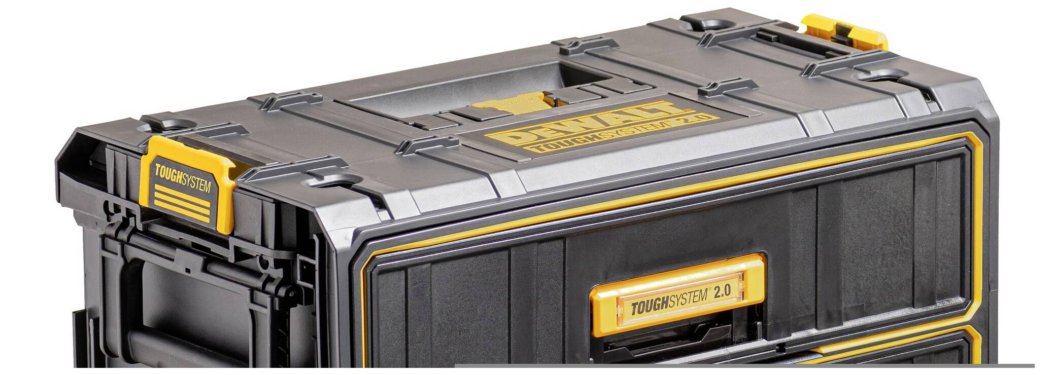 'Un coffre de rangement DEWALT ToughSystem 2.0 noir et jaune avec des coins renforcés et une poignée durable sur le dessus.'