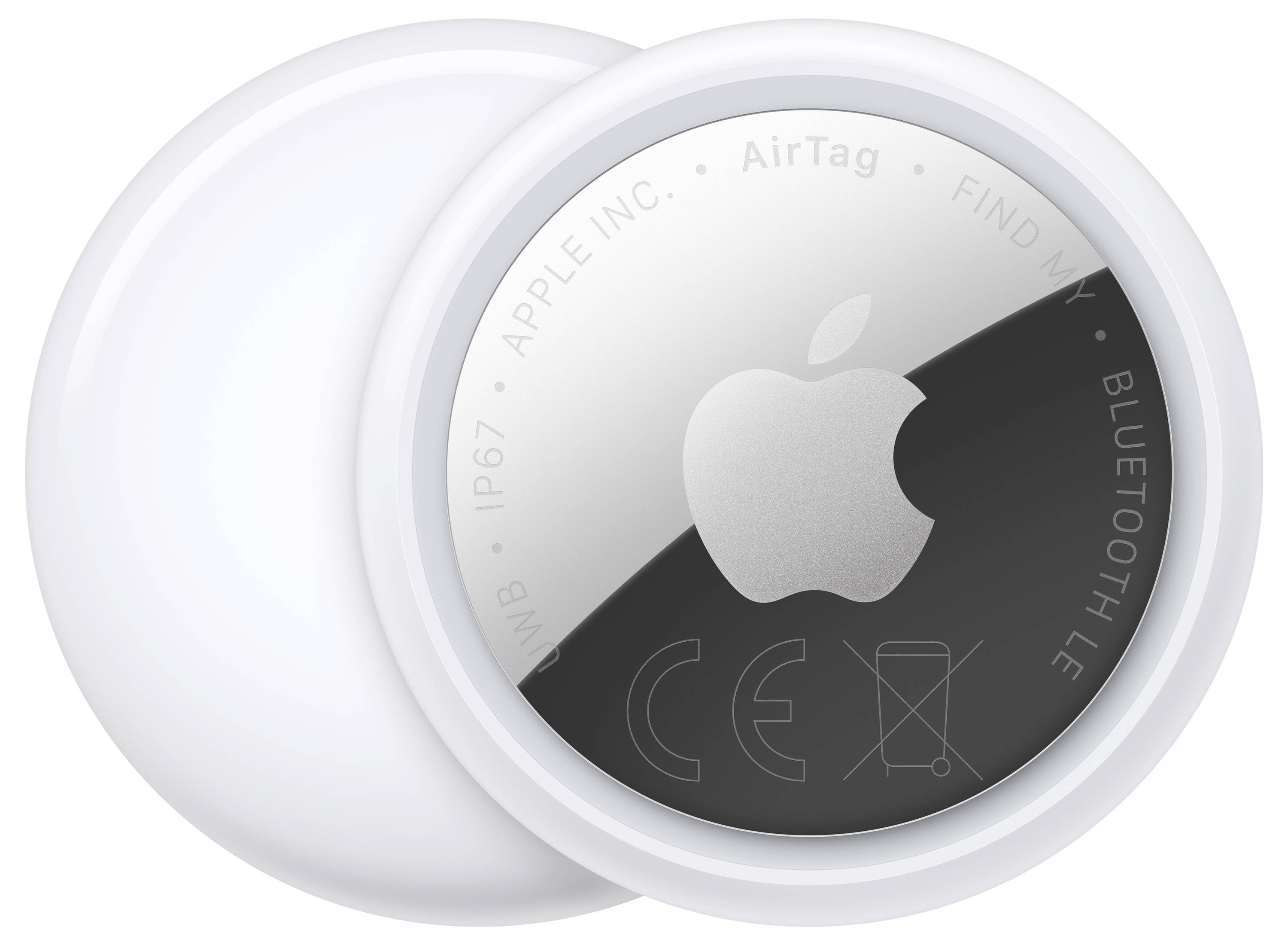 Un gros plan de deux AirTags Apple qui se chevauchent, présentant le logo Apple, et le texte: « UWB IP67 », « APPLE INC. », « AirTag », « FIND MY », « BLUETOOTH LE ».