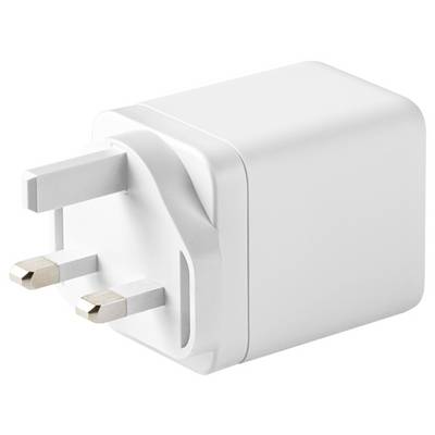 Un adaptateur de prise UK blanc avec trois broches rectangulaires est présenté. L'adaptateur semble compact et est conçu pour charger des appareils électroniques.