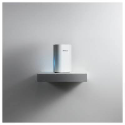 Un routeur internet blanc et épuré repose sur une étagère minimaliste contre un mur uni, émettant une douce lumière bleue sur le côté gauche.