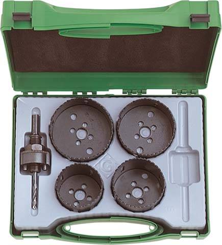 Une boîte à outils verte ouverte contenant quatre lames de scie circulaire et une mèche de foret, organisées dans un plateau en plastique moulé pour le rangement.