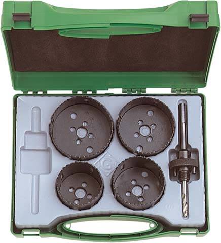 Un boîtier en plastique vert contient un ensemble de scies cloche métalliques et un foret-mandrin, disposés soigneusement dans un intérieur moulé blanc.