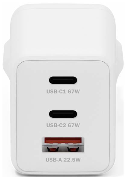 Un adaptateur de recharge blanc avec deux ports USB-C étiquetés « 67W » et un port USB-A étiqueté « 22,5W ».