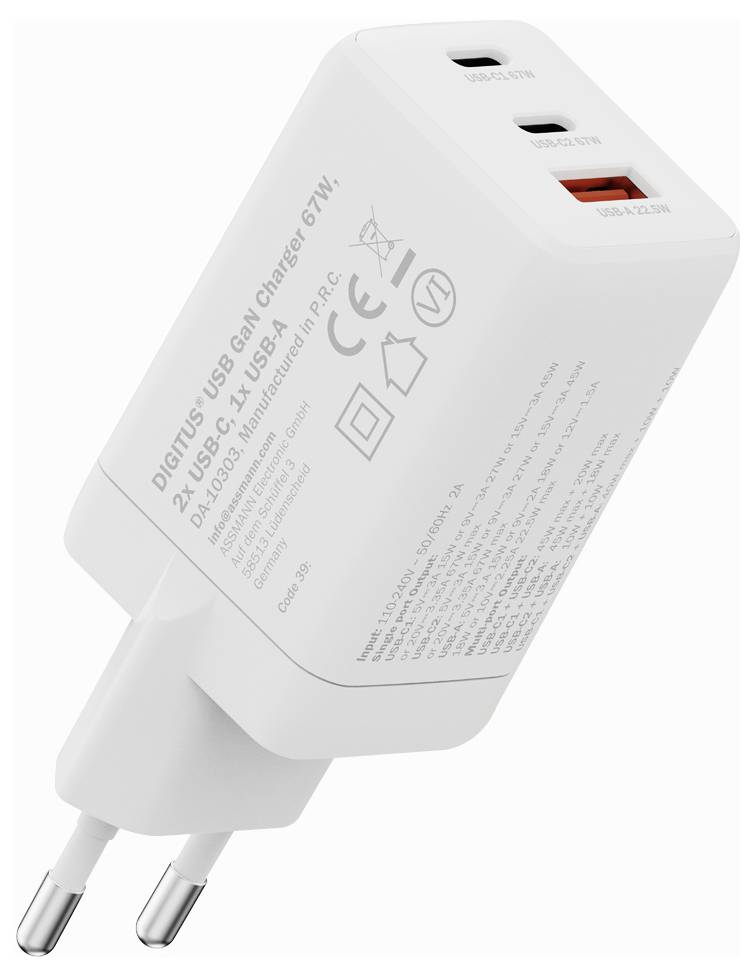 Un chargeur mural USB blanc avec deux ports USB-C et un port USB-A, étiqueté pour une sortie de 65W. Il présente des marquages de sécurité et de marque sur le côté.