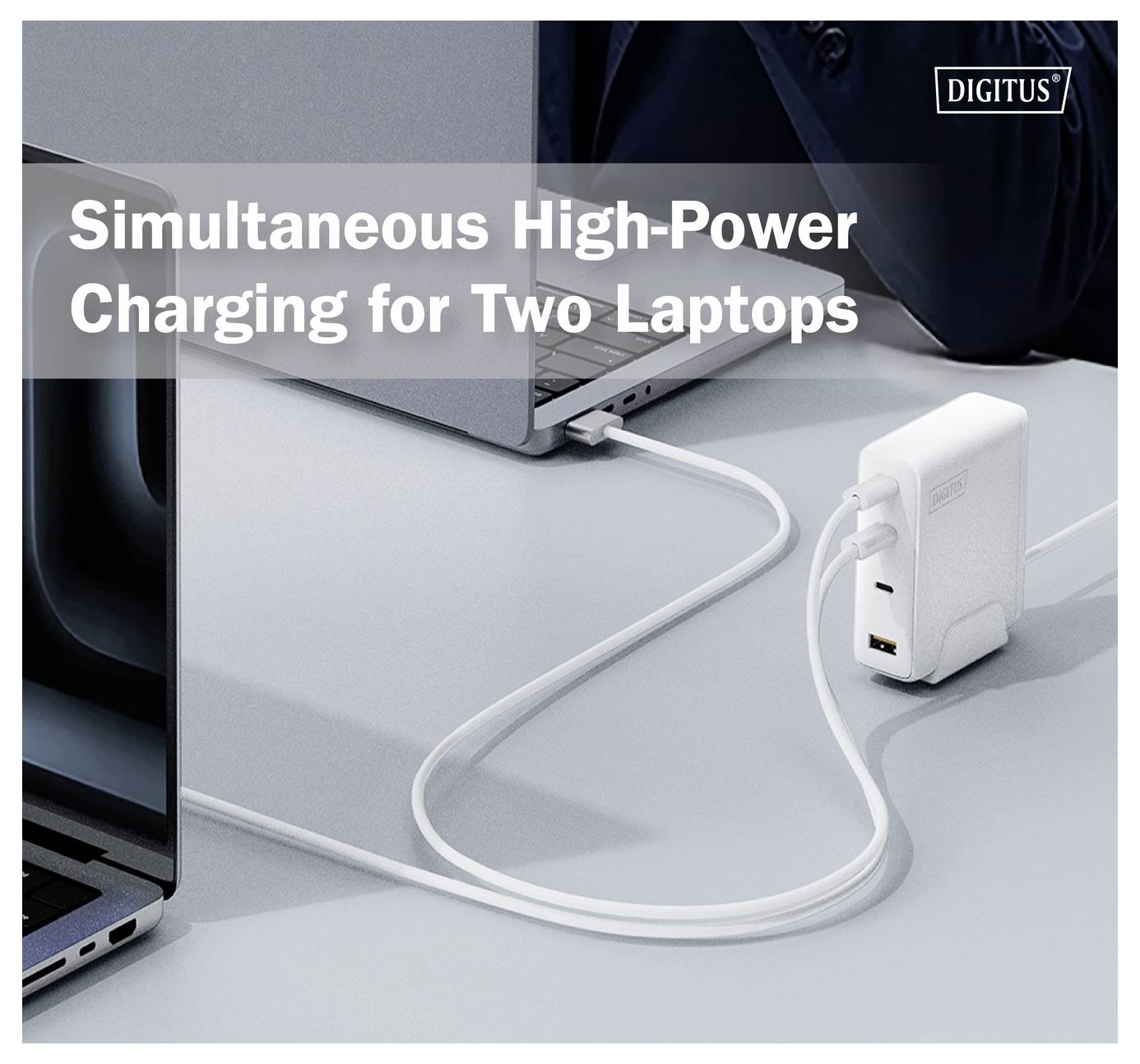 « Charge Haute Puissance Simultanée pour Deux Ordinateurs Portables » : Deux ordinateurs portables connectés à un seul chargeur, démontrant la capacité de charge double.