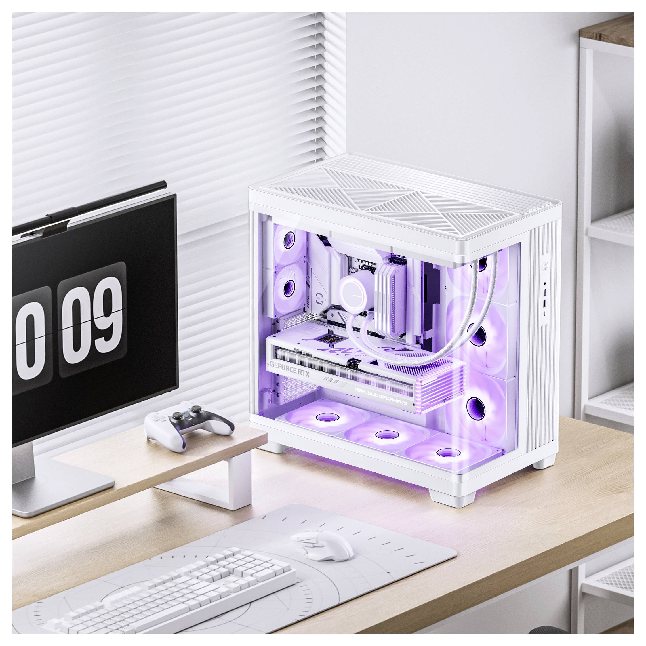 Un ordinateur de bureau blanc avec un panneau latéral transparent émet une lumière violette, placé sur un bureau en bois avec un clavier, une souris et une horloge numérique.