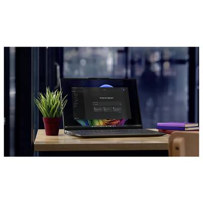 Un ordinateur portable sur une table en bois avec une interface d'assistant IA, à côté d'une petite plante en pot et de livres empilés, dans un cadre de bureau.