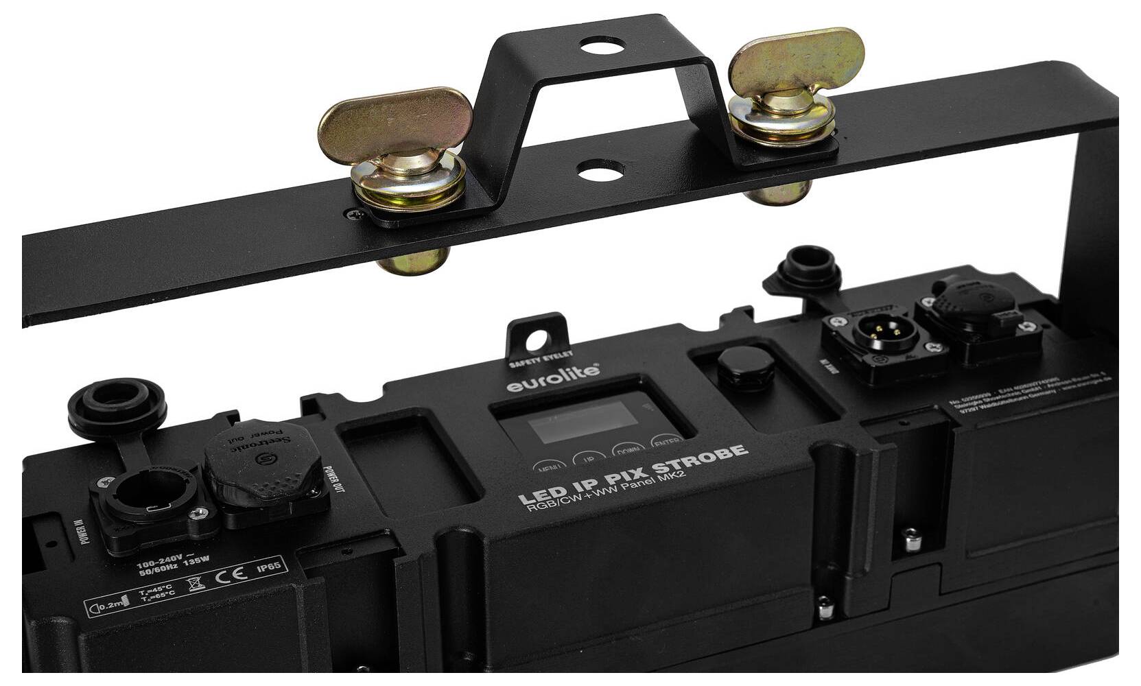 Gros plan d'un luminaire étiqueté « LED IP PXL Strobe » avec plusieurs ports de connexion et un support de montage sur le dessus.