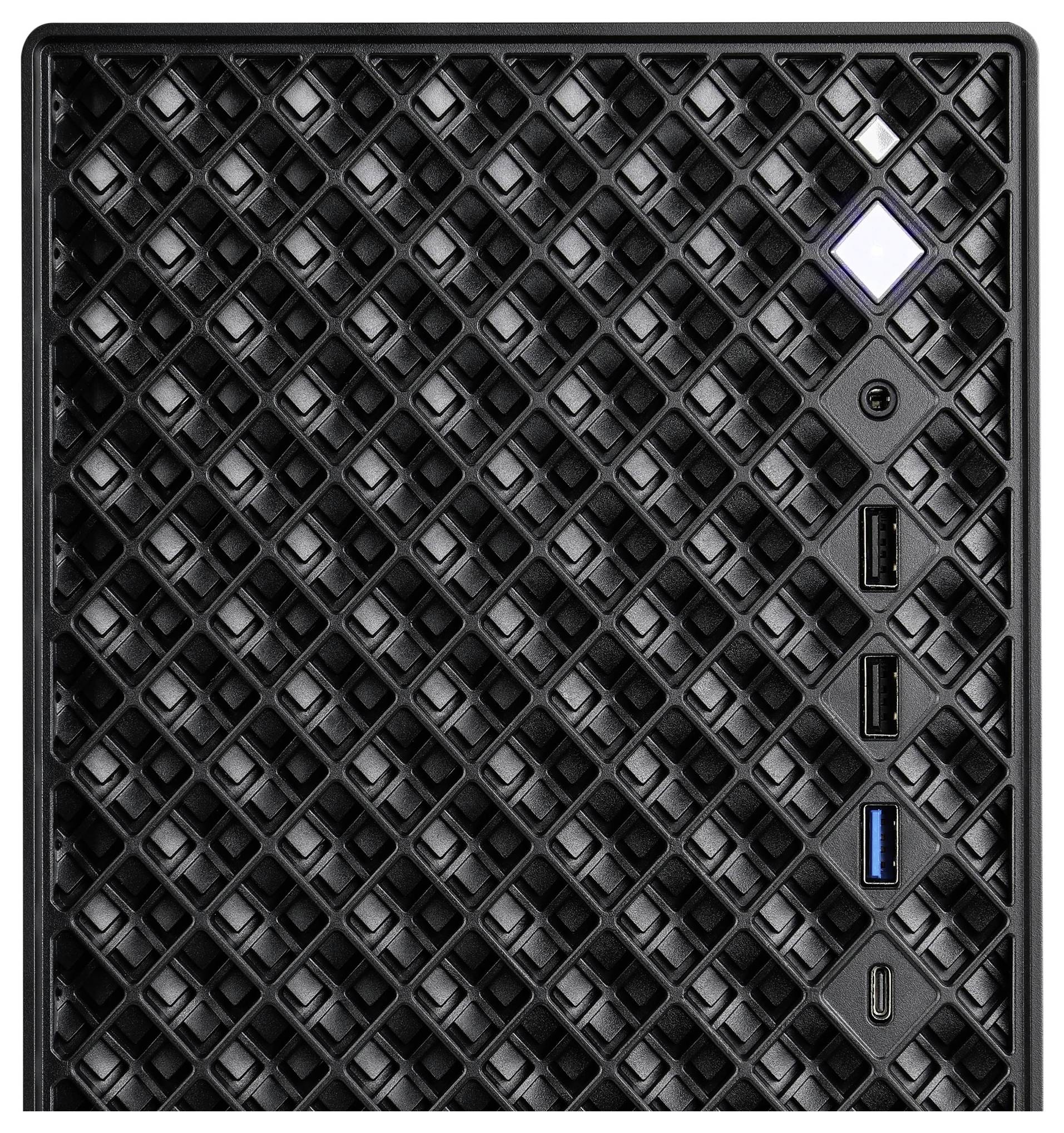 'Un panneau avant d'ordinateur noir avec une grille de ventilation à motif de losanges, un bouton d'alimentation, une prise audio, deux ports USB, un port USB 3.0 et un port USB-C.'