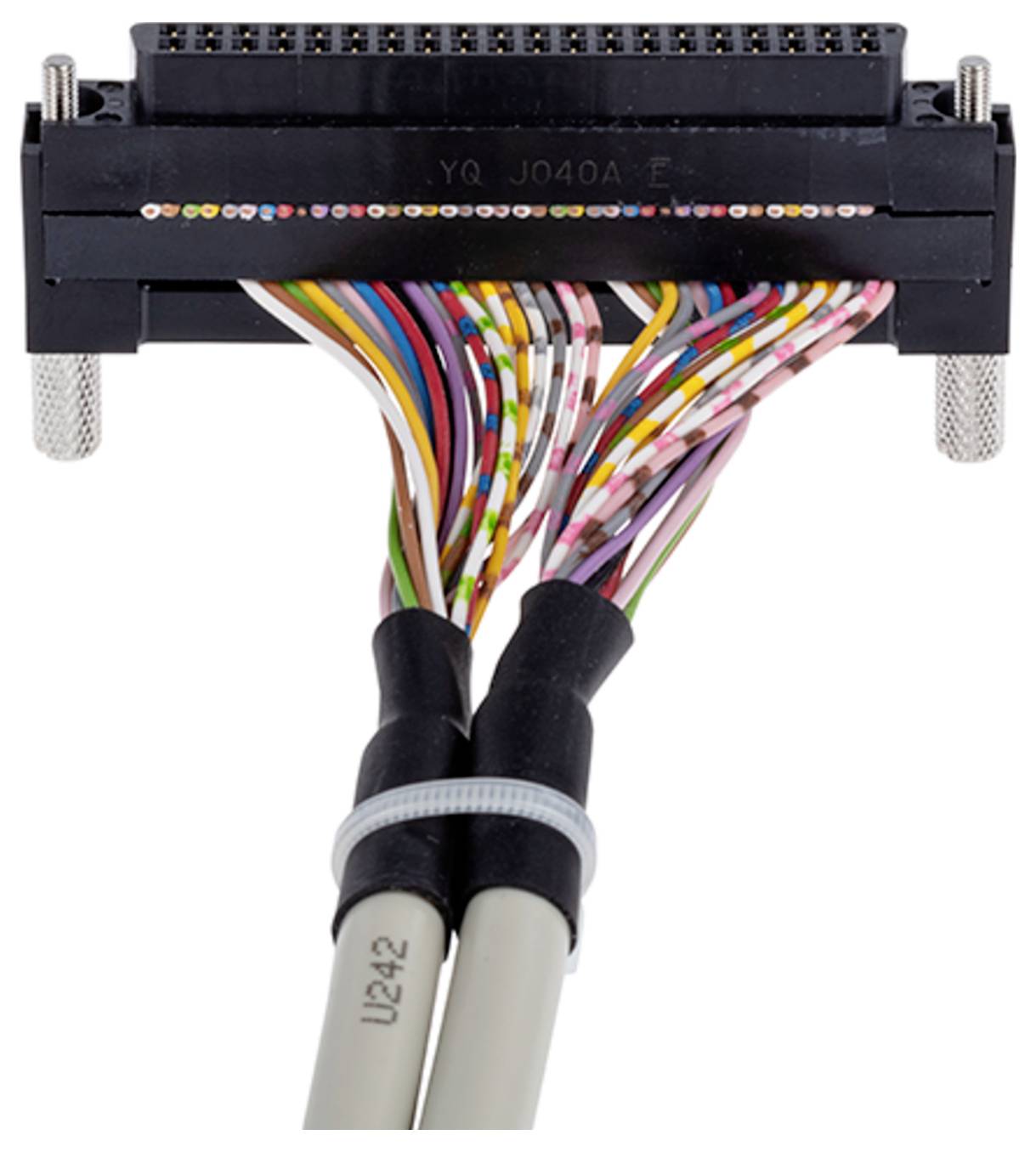 Gros plan d'un faisceau de câbles multicolores connecté à un connecteur électronique noir, étiqueté « YQ J040A », utilisé dans des applications techniques.