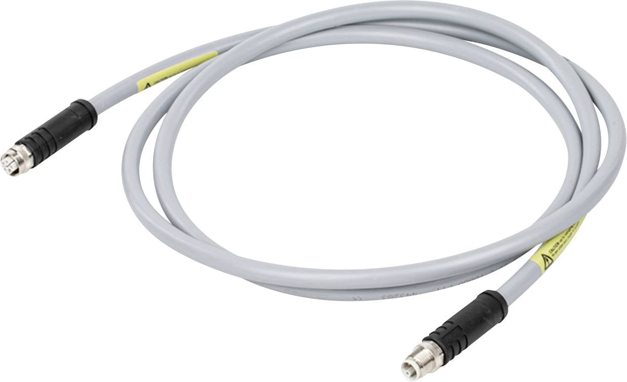 Un câble coaxial gris avec des connecteurs noirs à chaque extrémité est enroulé en boucle sur un fond blanc.