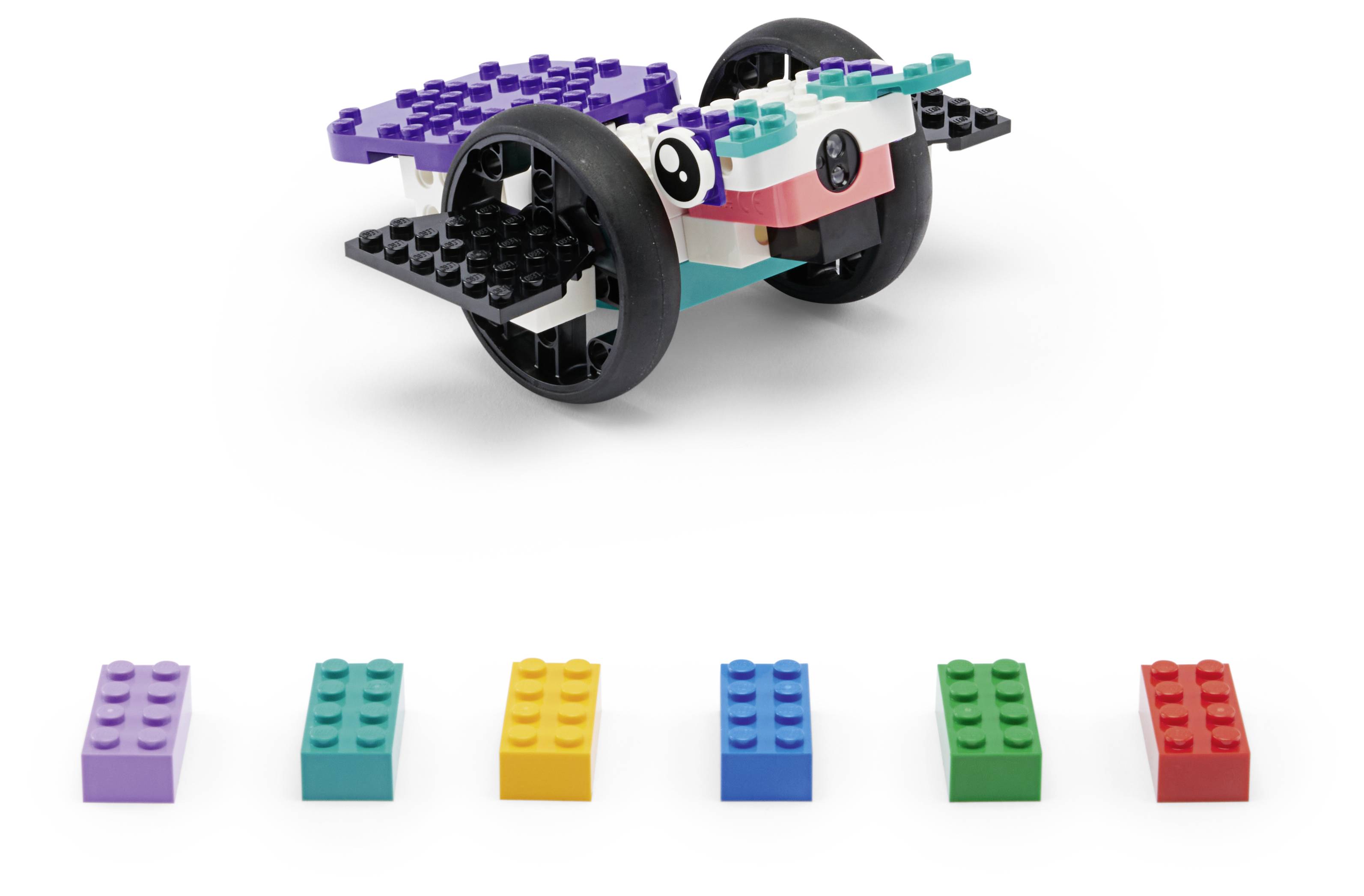 Voiture jouet construite avec des briques d'emboîtement colorées et des roues. Des briques détachées supplémentaires sont alignées dessous, en violet, jaune, orange, bleu et vert.