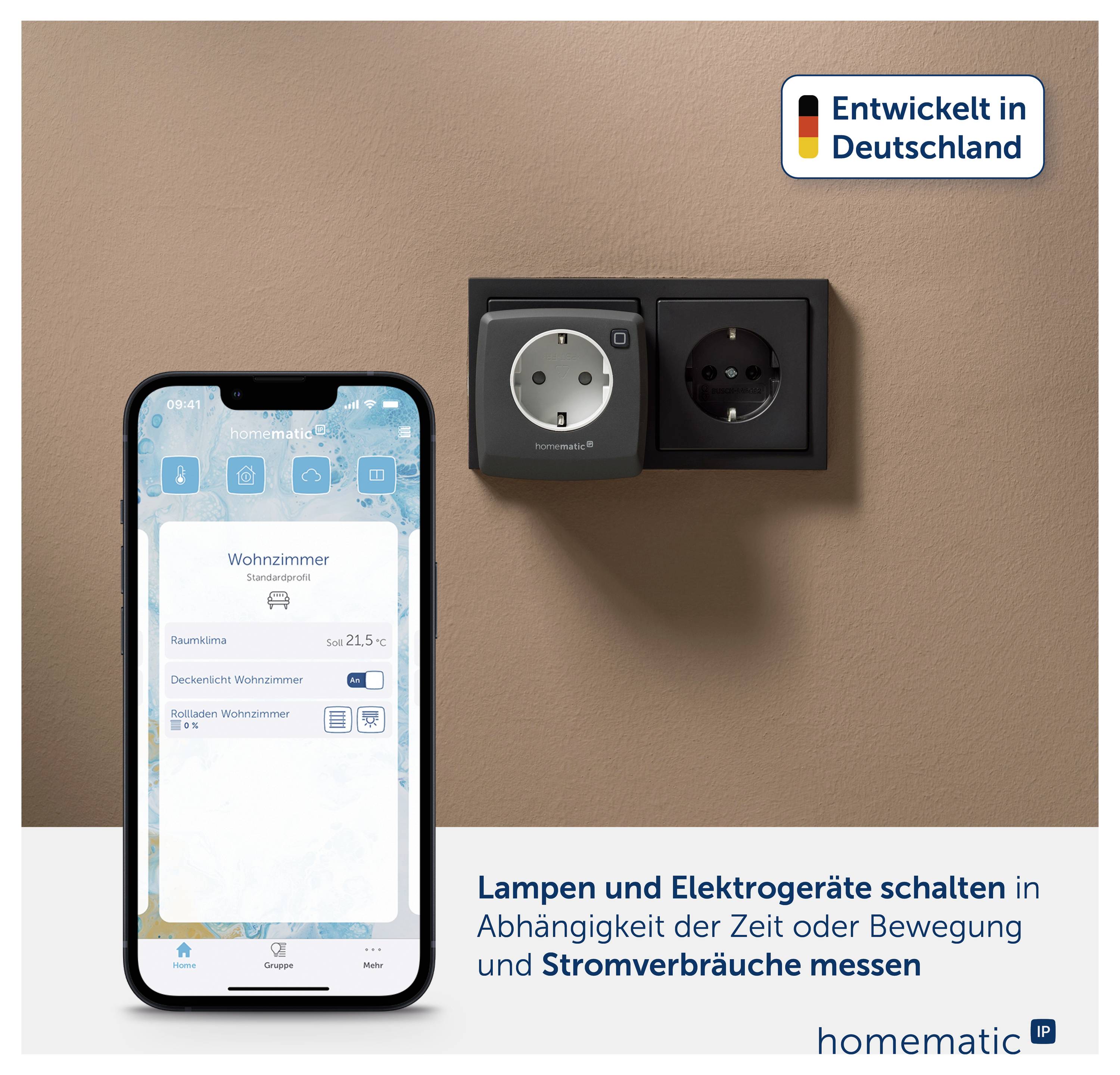 Image publicitaire pour prises intelligentes : L'application smartphone contrôle les lampes et les appareils en fonction du temps ou du mouvement et mesure la consommation d'électricité ; « Développé en Allemagne » et logo homatic IP visibles.