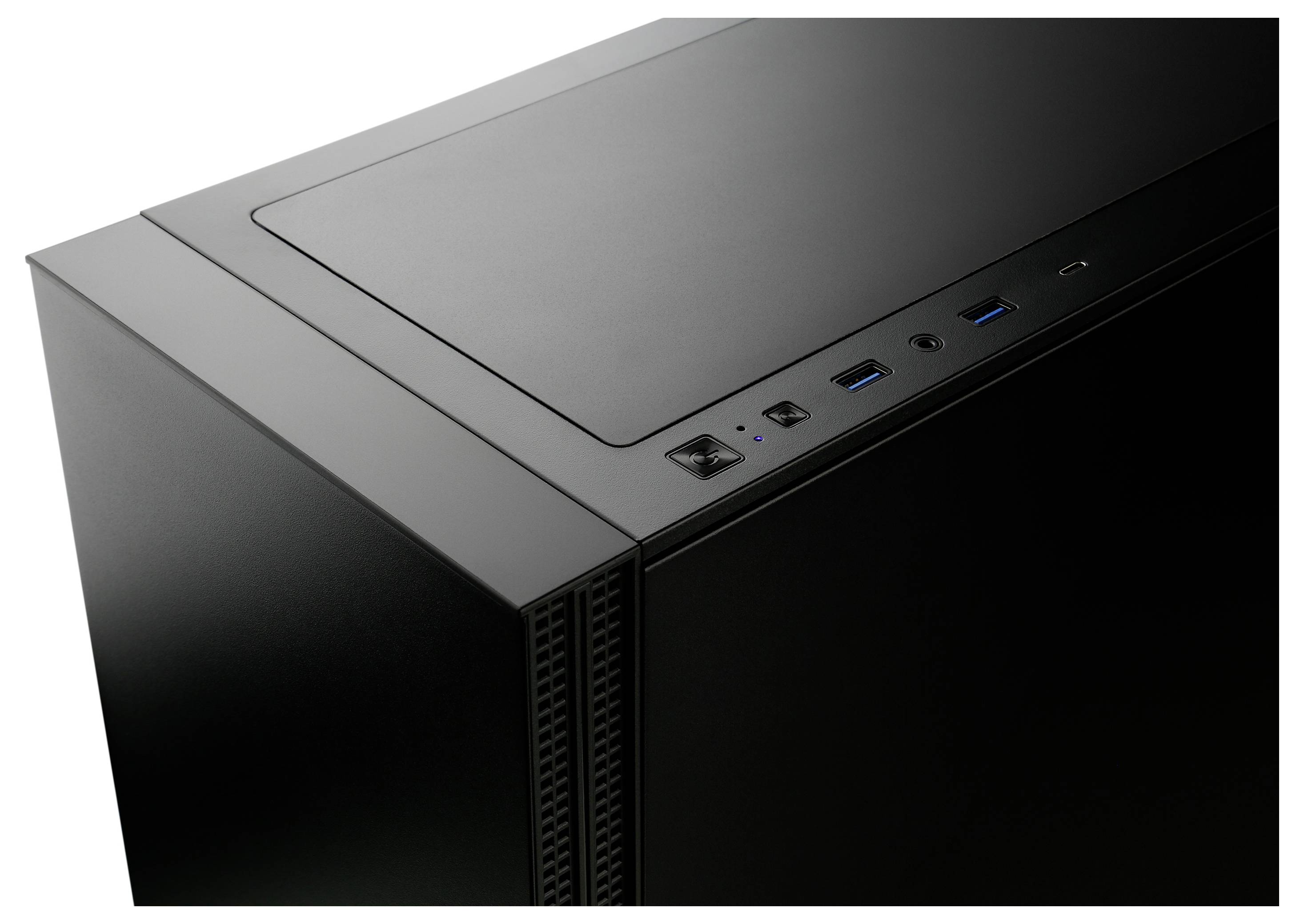 « Vue de coin supérieur d'un boîtier informatique noir, montrant le bouton d'alimentation, les ports et une partie du panneau avant ; design minimaliste. »