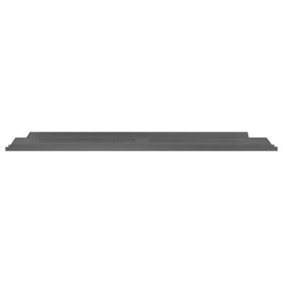 Une longue scène rectangulaire noire avec des marches menant vers elle, conçue pour des présentations ou des performances.