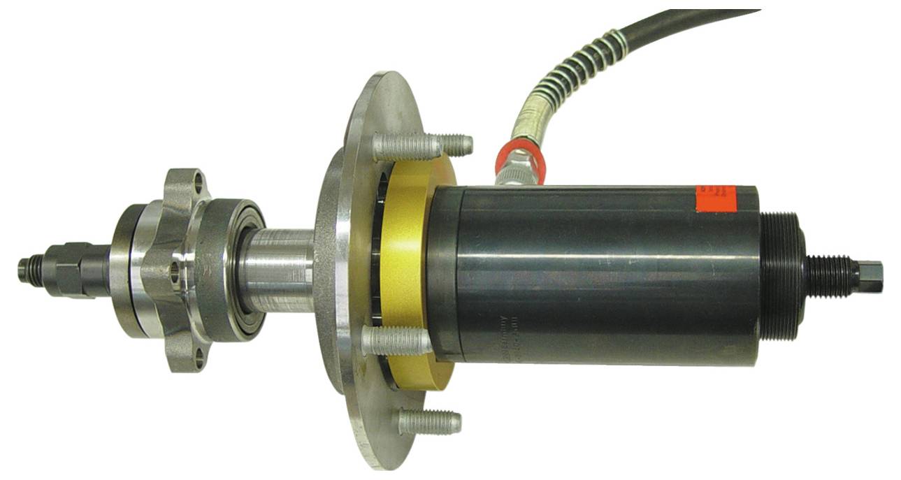 Un actionneur hydraulique industriel avec un corps cylindrique et plusieurs boulons, utilisé dans les machines pour un mouvement contrôlé.