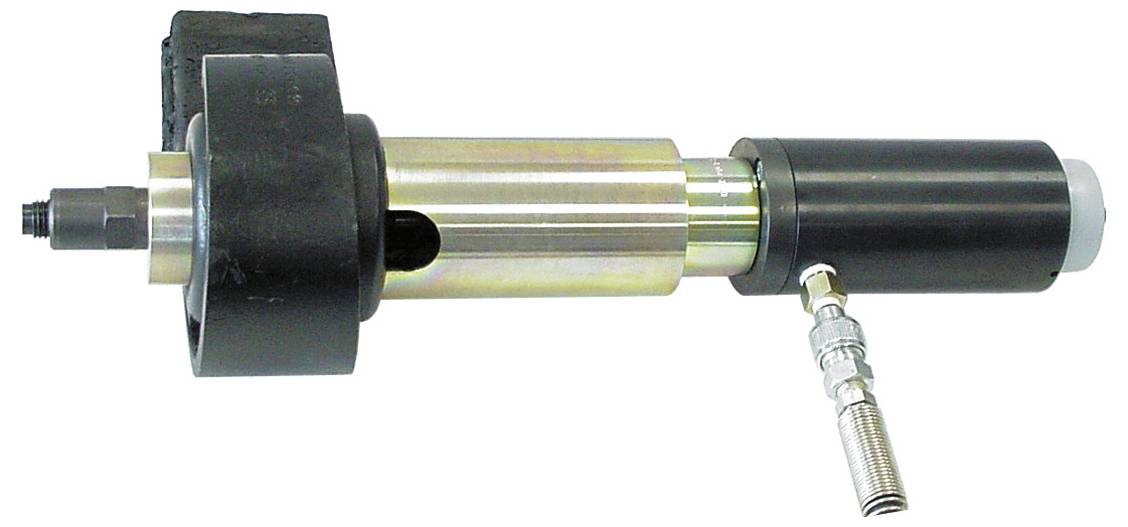 « Une pompe hydraulique avec un corps métallique et un raccord de tuyau attaché, utilisée pour les applications industrielles. »