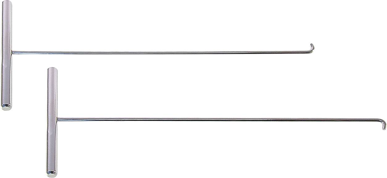 Deux outils de réparation de pneus en métal avec des poignées en forme de T et de longues tiges, chacun se terminant par un crochet. Utilisés pour insérer des rustines de réparation dans les pneus.