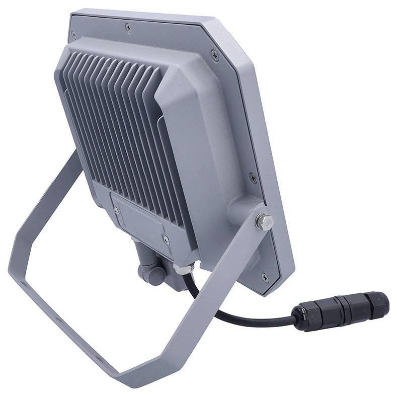 Un projecteur LED extérieur gris et rectangulaire avec un cadre en métal robuste, des ailettes de dissipation de chaleur et un câble noir attaché.