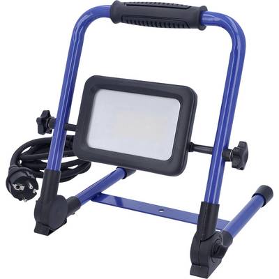 Un projecteur portable à LED bleue avec une poignée noire, un support ajustable et un cordon d'alimentation, conçu pour les ateliers ou les chantiers de construction.