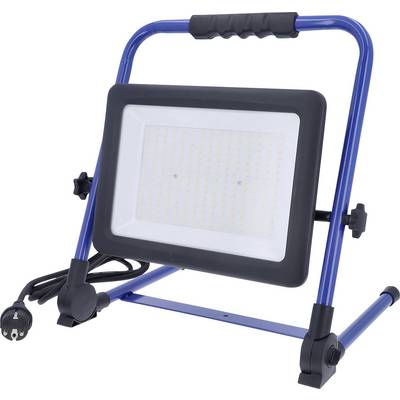 Une lampe de travail LED bleue portative avec un boîtier de protection, une poignée noire et un support réglable. Elle est dotée d'un cordon avec une fiche d'alimentation.
