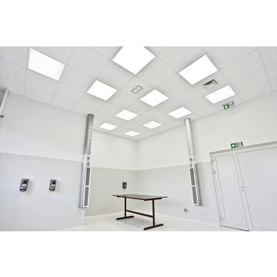 Une pièce avec un plafond haut dotée de luminaires LED carrés au plafond, deux tubes de ventilation, trois appareils muraux et une table marron.