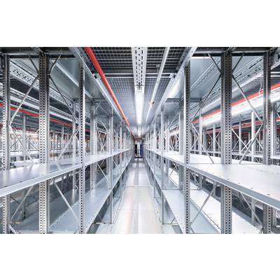 « Longues étagères métalliques vides dans une allée d'entrepôt bien éclairée, illustrant un espace de stockage industriel. »