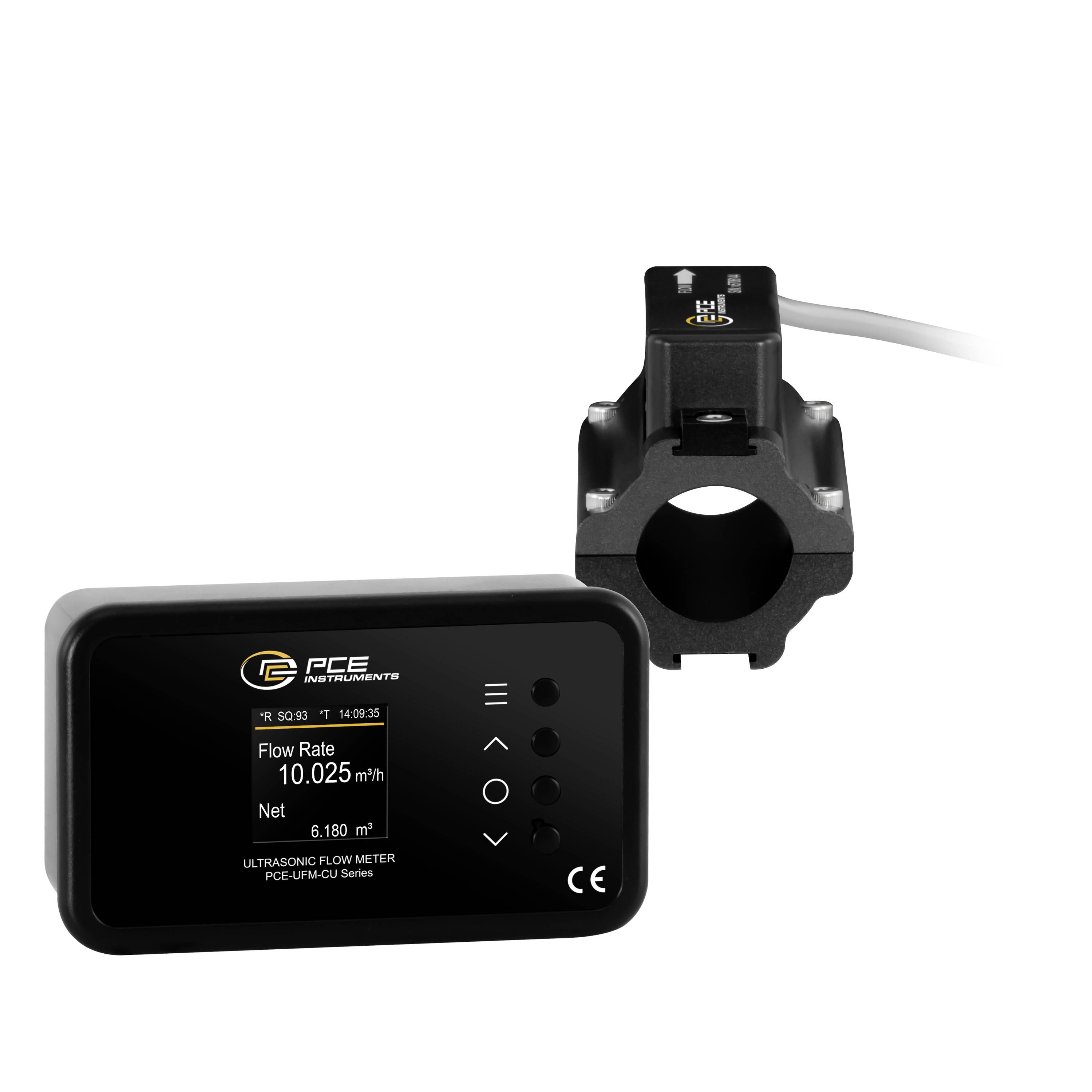 Débitmètre à ultrasons avec écran noir affichant « Flow Rate 10.025 m/h » et « Net 6.180 m », connecté à une pince capteur de tuyau.