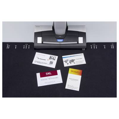 Un scanner de cartes de visite avec quatre cartes sur un tapis noir. Les cartes affichent différents noms, logos et codes QR, suggérant des identités commerciales diverses.