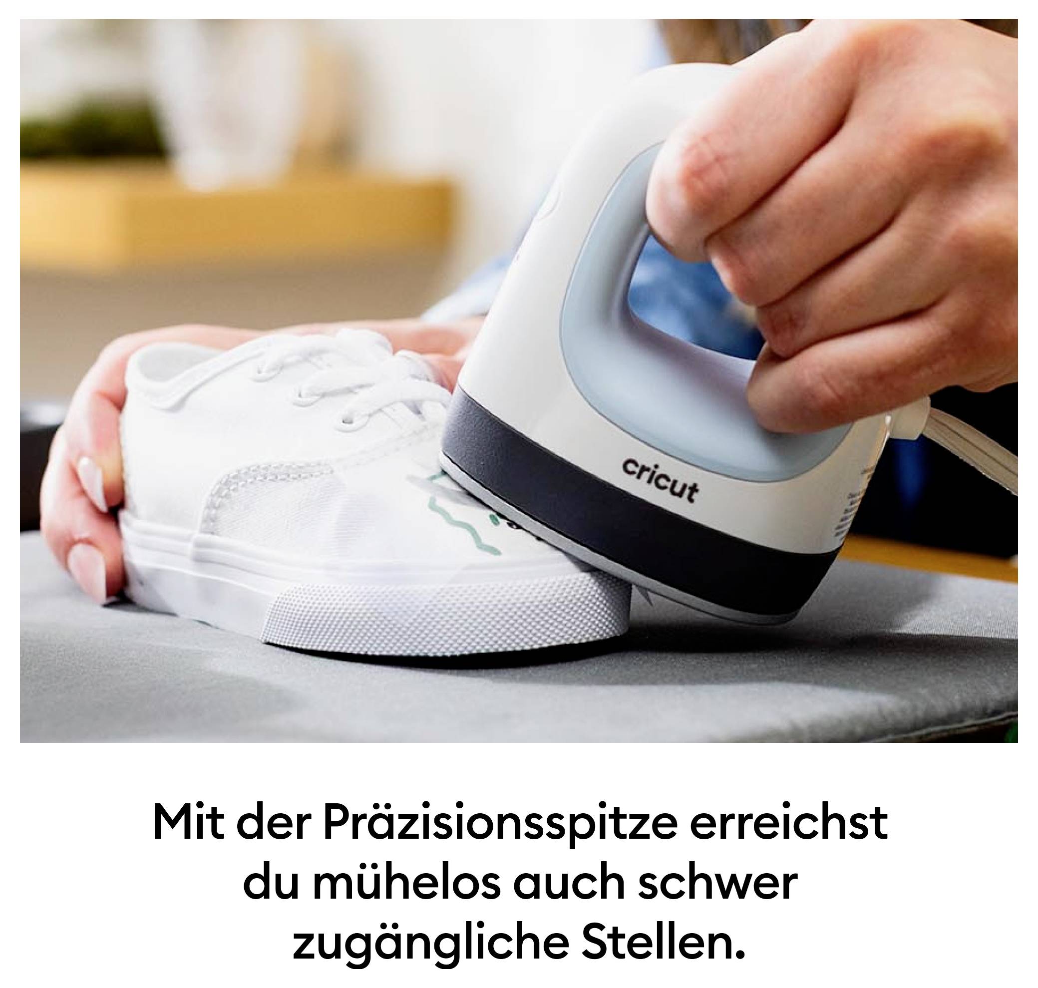 La main tient un petit fer à repasser pour coller le logo sur une chaussure en lin blanc. Texte : Avec la pointe de précision, tu atteins sans effort même les endroits difficiles d'accès.