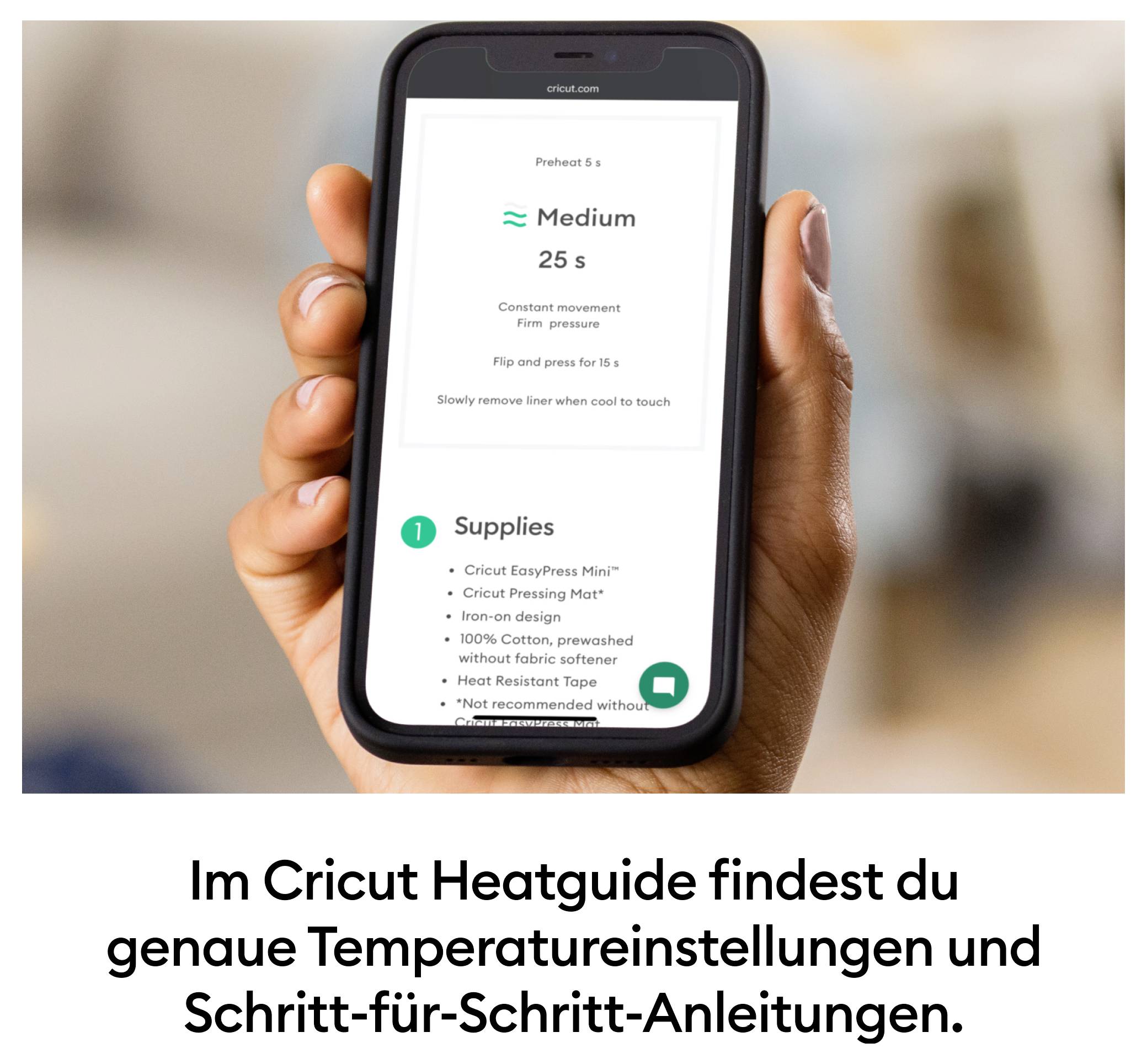 Une main tient un smartphone affichant l'application « Cricut Heatguide » qui montre la température et le temps de chaleur. Le texte ci-dessous fournit des instructions détaillées sur la température et les étapes.