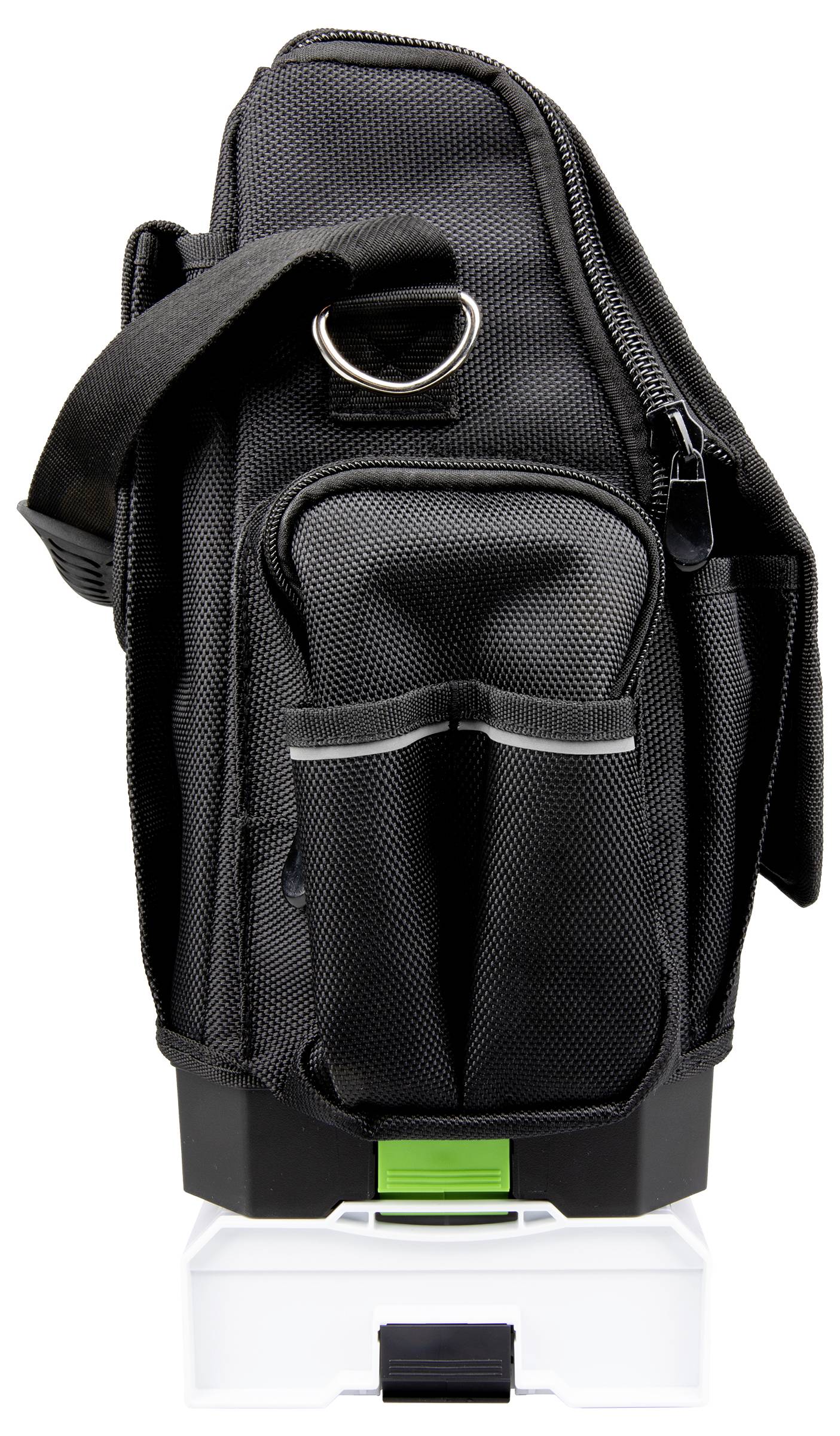 Un sac à outils noir avec plusieurs poches et une sangle d'épaule, reposant sur une boîte à outils empilable blanche.