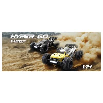 Deux camions tout-terrain télécommandés fonçant dans la poussière, étiquetés « HYPER GO 14207 » et « 1:14 ».