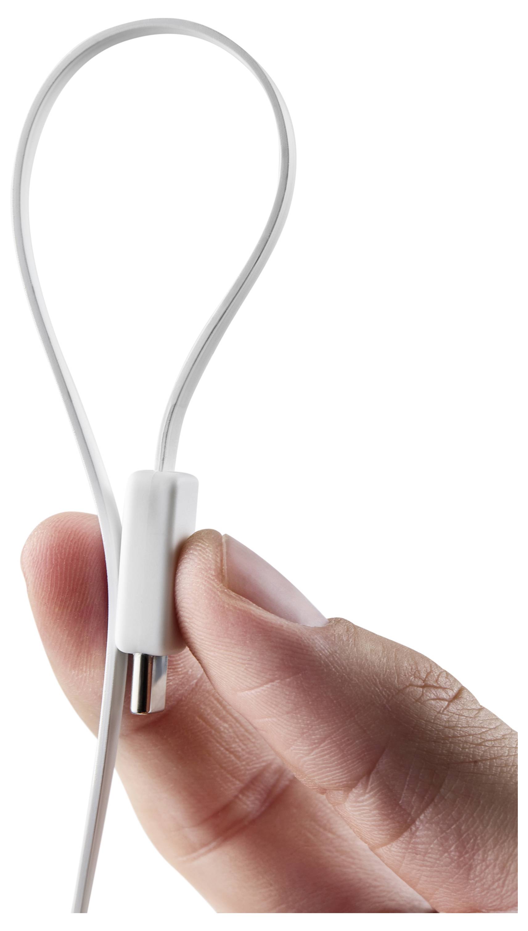 Une main tient une petite boucle de câble USB-C, suggérant une fonction de connexion ou de charge.