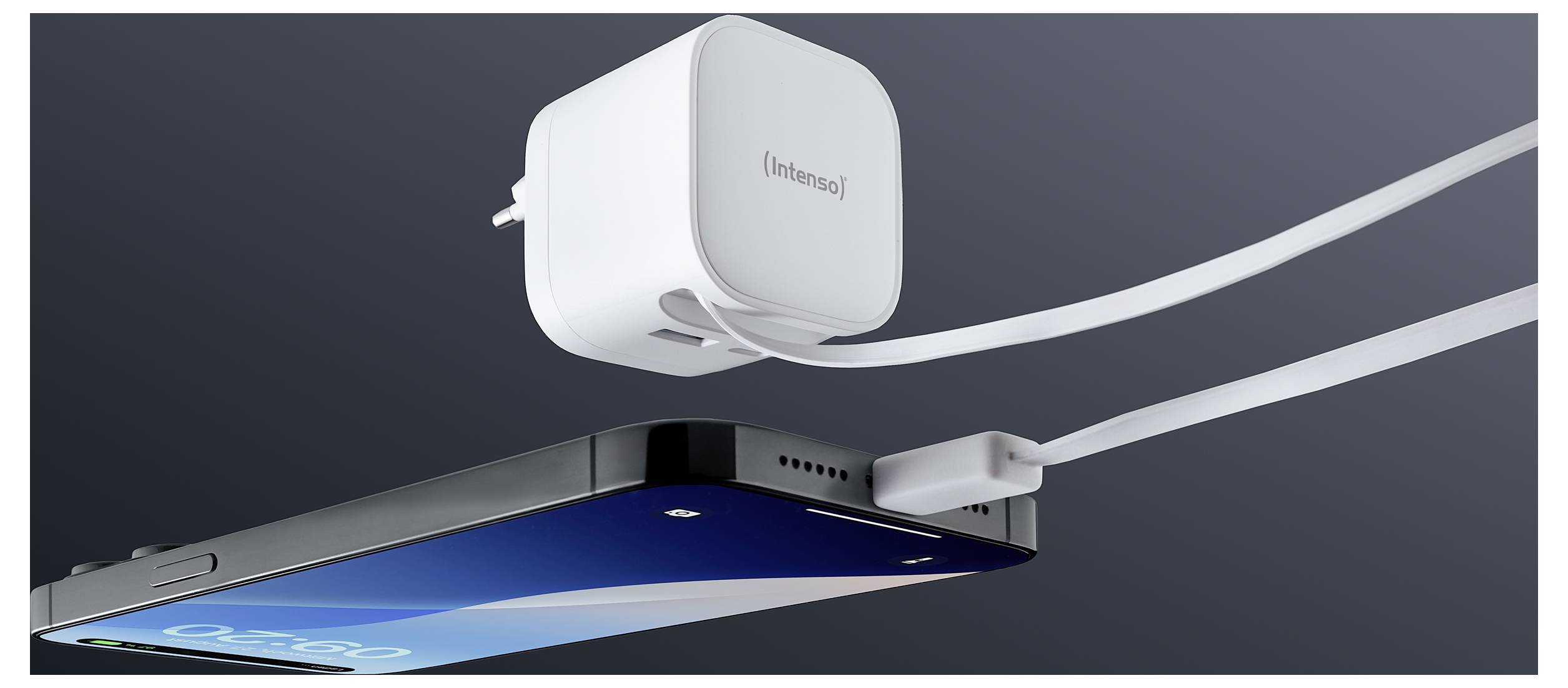 Un téléphone intelligent connecté à un chargeur mural avec un câble plat, mettant en évidence sa configuration de charge sur un fond sombre.